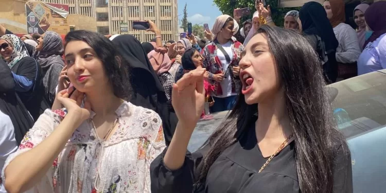 الفرحة تعم وجوه طلاب مطروح بعد امتحان اللغة العربية 1 - جريدة الجمهورية الفرحة تعم وجوه طلاب مطروح بعد امتحان اللغة العربية