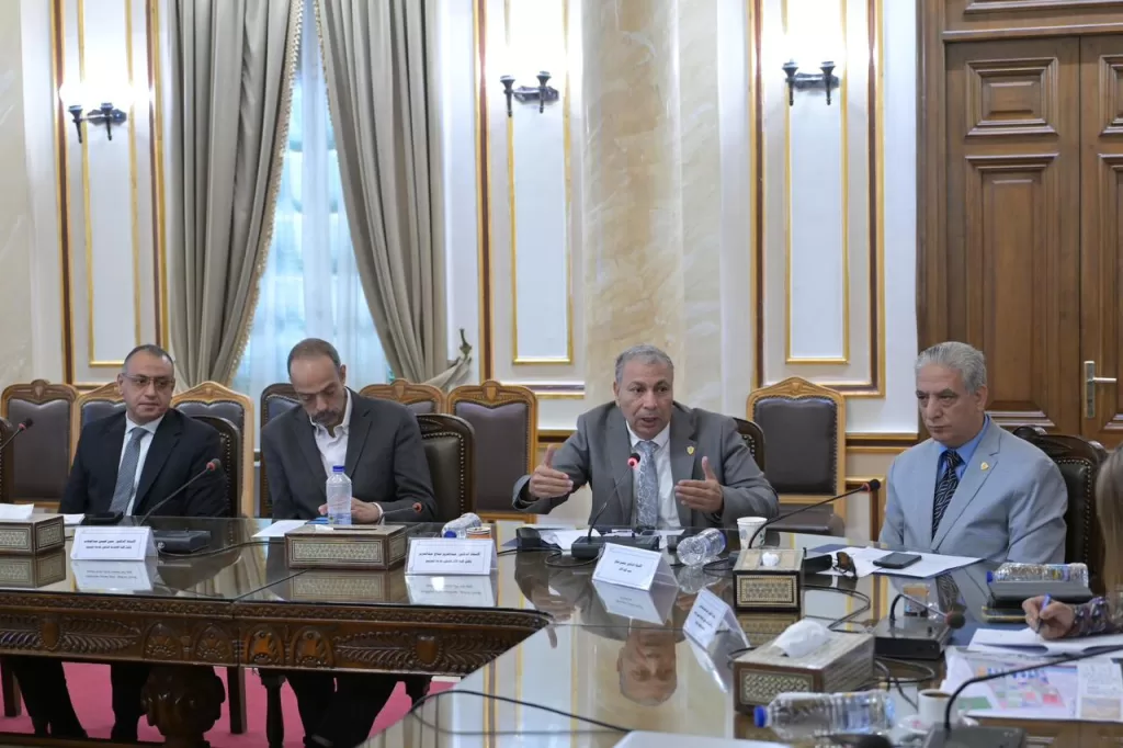 رئيس جامعة القاهرة يؤكد على أهمية الحفاظ على الهوية البصرية للحرم الجامعي 2 - جريدة الجمهورية 4 23 - جريدة الجمهورية