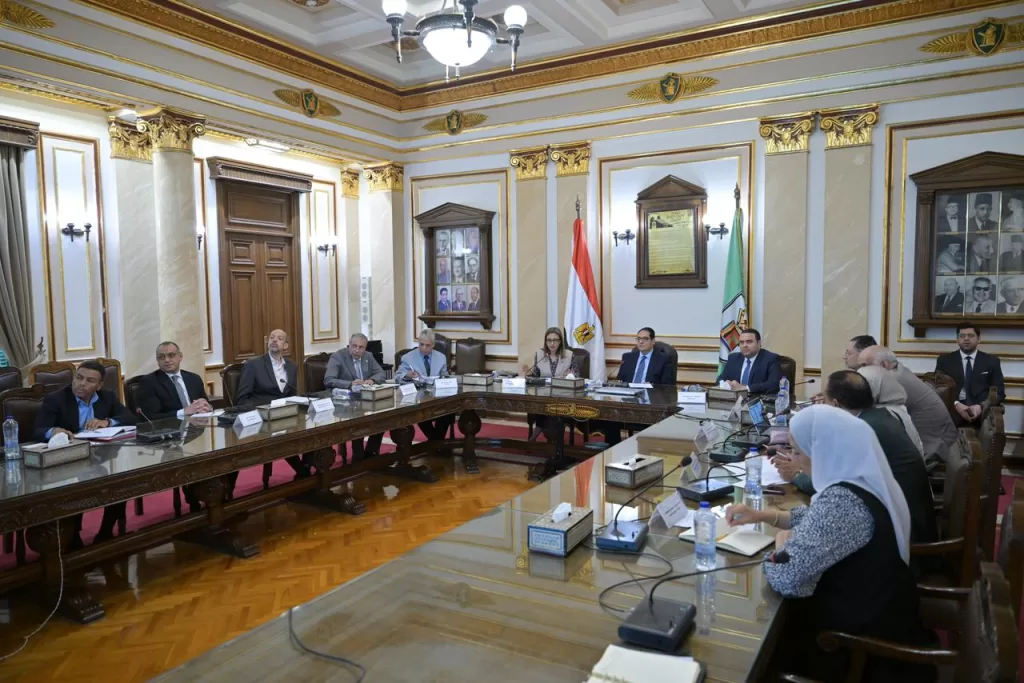 رئيس جامعة القاهرة يؤكد على أهمية الحفاظ على الهوية البصرية للحرم الجامعي 5 - جريدة الجمهورية 8 12 - جريدة الجمهورية