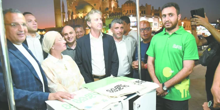 إطلاق حملة لرفع الوعى البيئى من السوق القديم بشرم الشيخ 1 - جريدة الجمهورية د. منال عوض: «حياة كريمة» أضخم مشروع تنموى تشهده مصر