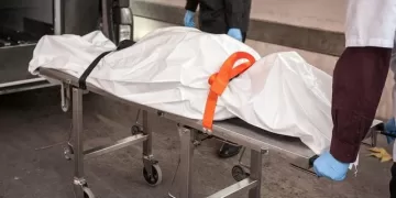 رجل فقد عقله.. «مربي الأجيال» مزق جسد جاره بـ20 طعنة أمام الأهالي!