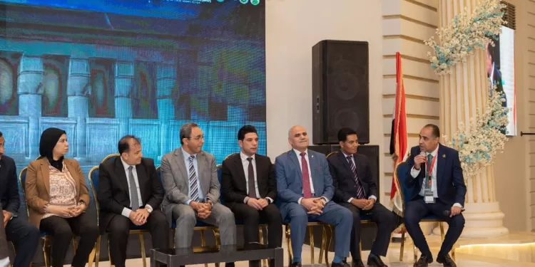 نائب محافظ سوهاج يقدّم العزاء للنائب فيكتور فاروق في وفاة والده