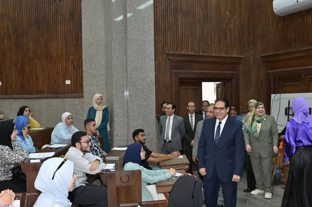 رئيس جامعة القاهرة يتفقد سير الامتحانات بكليات الاقتصاد والعلوم السياسية والآداب والإعلام 2 - جريدة الجمهورية WhatsApp Image 2025 06 04 at 9.01.13 AM 1 - جريدة الجمهورية