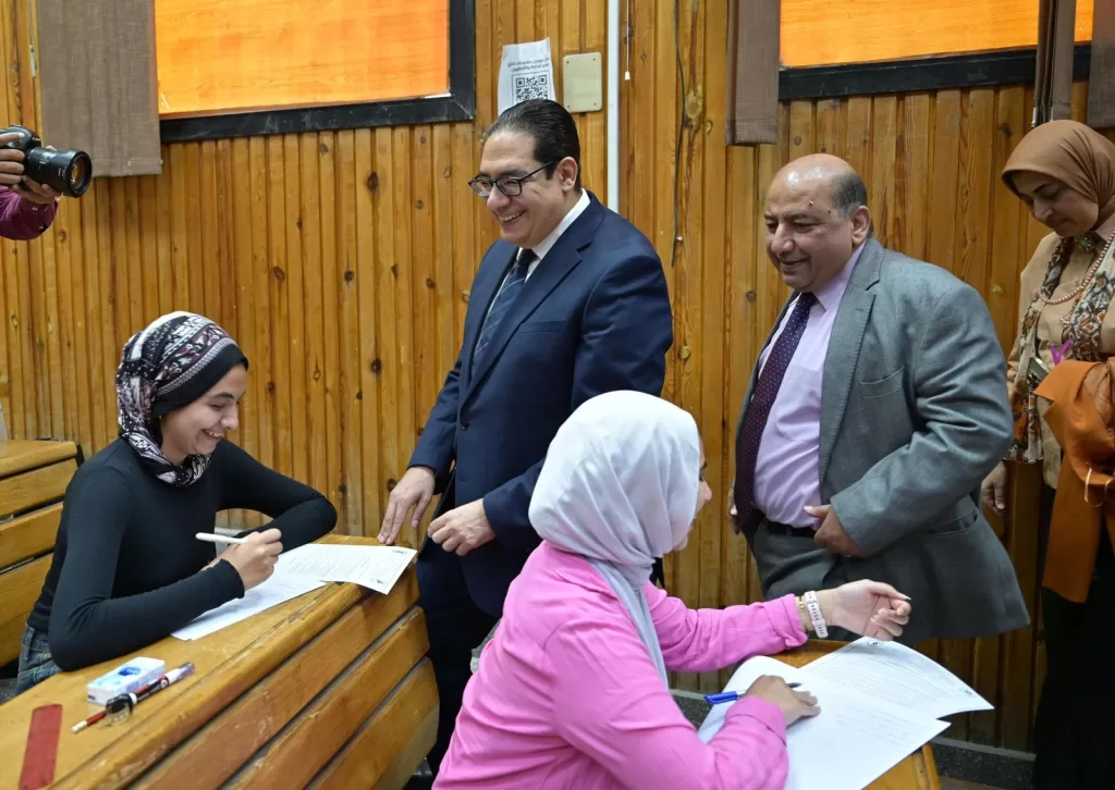 رئيس جامعة القاهرة يتفقد سير الامتحانات بكليات الاقتصاد والعلوم السياسية والآداب والإعلام 3 - جريدة الجمهورية WhatsApp Image 2025 06 04 at 9.01.13 AM - جريدة الجمهورية