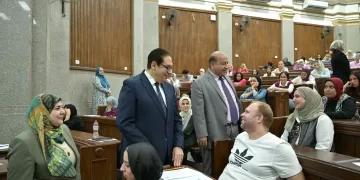 رئيس جامعة القاهرة يتفقد سير الامتحانات بكليات الاقتصاد والعلوم السياسية والآداب والإعلام