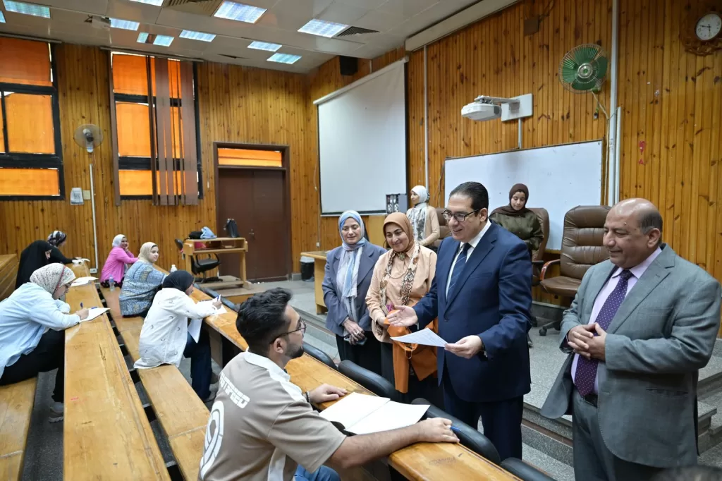 رئيس جامعة القاهرة يتفقد سير الامتحانات بكليات الاقتصاد والعلوم السياسية والآداب والإعلام 5 - جريدة الجمهورية WhatsApp Image 2025 06 04 at 9.01.14 AM - جريدة الجمهورية