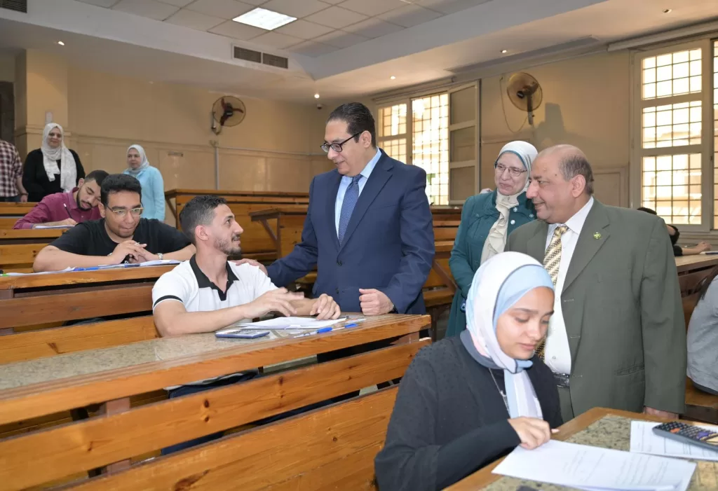رئيس جامعة القاهرة يتفقد سير الامتحانات بكليات الاقتصاد والعلوم السياسية والآداب والإعلام 6 - جريدة الجمهورية WhatsApp Image 2025 06 04 at 9.01.15 AM - جريدة الجمهورية