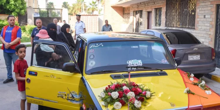 بعد احتراق سيارته في إعصار الإسكندرية.. «محمد على» يحصل على «تاكسي جديد»