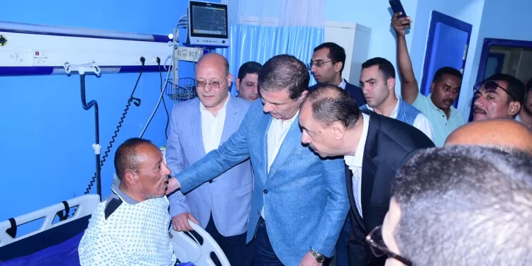 وزير الزراعة يزور مسئول حماية الأراضي المصاب ويقرر مكافأة 25 ألف جنيه وترقية استثنائية