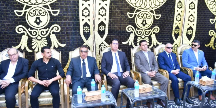 محافظ الدقهلية يؤدي واجب العزاء ممثلًا للدولة في شهيد الشهامة البطل خالد عبد العال