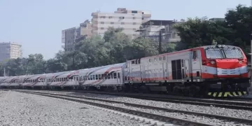 تخريب مريب.. ضبط راكب بقطار روسي جديد بأسوان اقتلع لمبة إنارة وألقى بها من النافذة