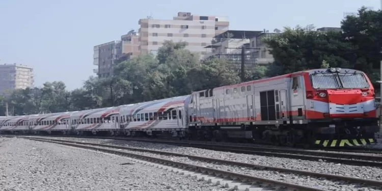 تخريب مريب.. ضبط راكب بقطار روسي جديد بأسوان اقتلع لمبة إنارة وألقى بها من النافذة