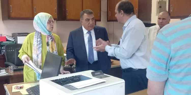 تسهيل إجراءات المواطنين.. محافظ الدقهلية يتفقد وحدة إصدار شهادات التسلسل الزمني للمرافق