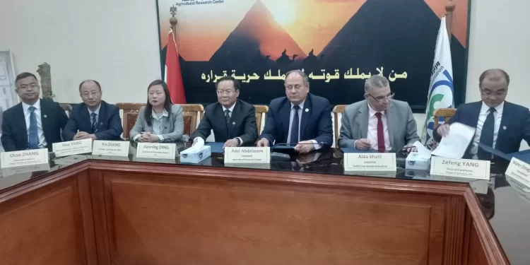 رئيس مركز البحوث الزراعية يبحث سبل التعاون المشترك مع وفد جامعة يانجو الصينية