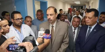 بعد إصابة 13 مراقبًا بالثانوية العامة.. محافظ سوهاج يزور المصابين ويستجيب لشكواهم