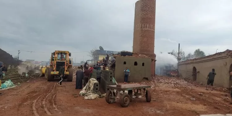 ضحايا الإهمال يتساقطون.. مصرع وإصابة 6 عمال في انهيار «مدخنة طوب»