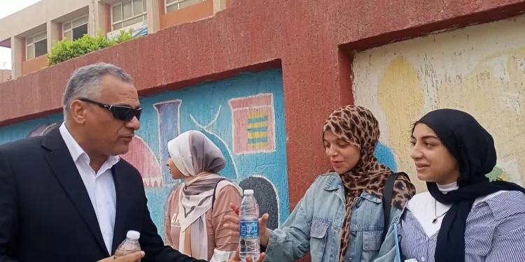لفتة أبوية: مدير «العبور» يوزع المياه والشوكولاتة على طلاب الثانوية لتخفيف ضغوط الامتحانات