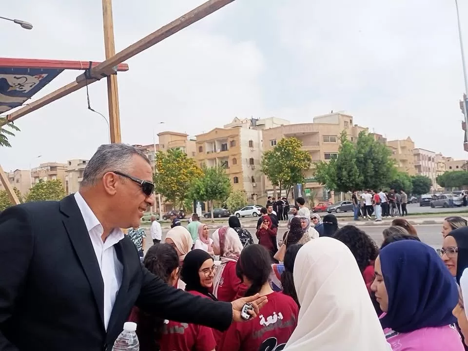 لفتة أبوية: مدير «العبور» يوزع المياه والشوكولاتة على طلاب الثانوية لتخفيف ضغوط الامتحانات 2 - جريدة الجمهورية WhatsApp Image 2025 06 17 at 13.44.32 ef783814 - جريدة الجمهورية