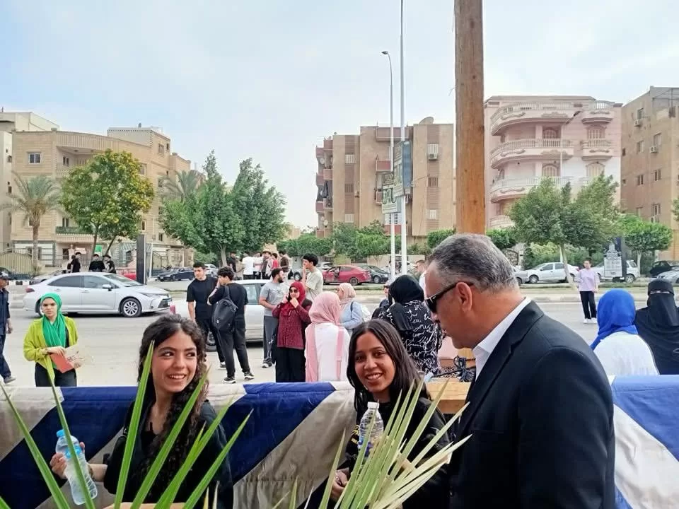 لفتة أبوية: مدير «العبور» يوزع المياه والشوكولاتة على طلاب الثانوية لتخفيف ضغوط الامتحانات 4 - جريدة الجمهورية WhatsApp Image 2025 06 17 at 13.44.33 92082dd4 - جريدة الجمهورية