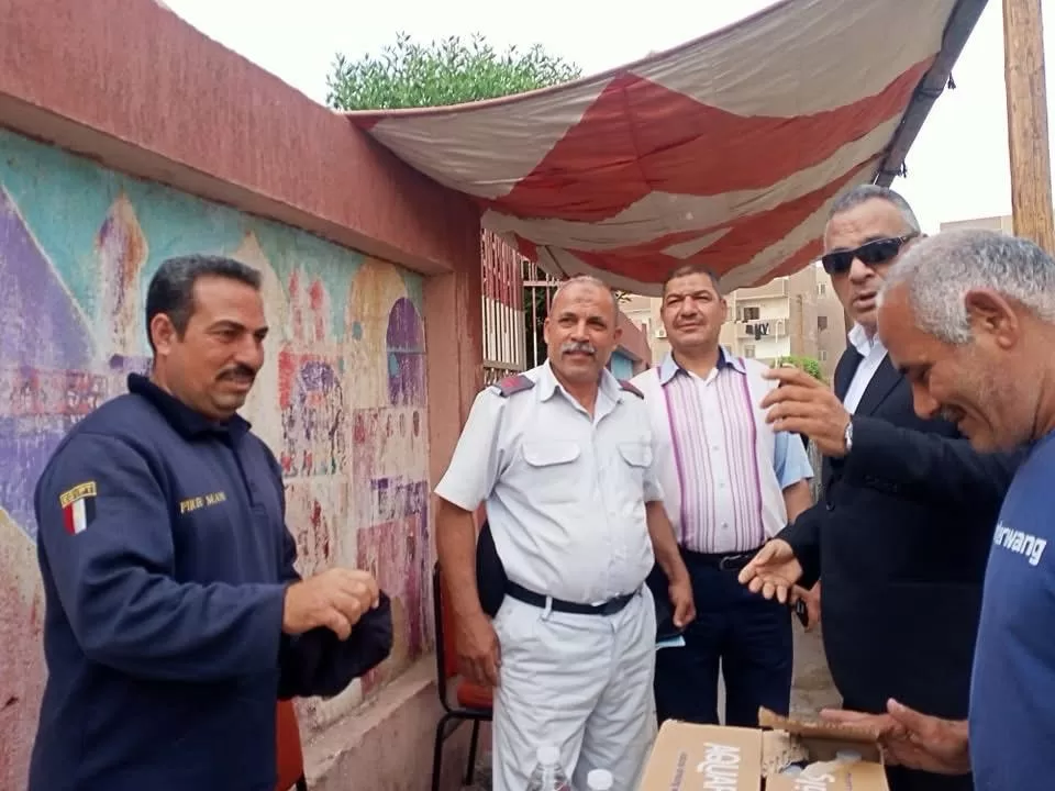 لفتة أبوية: مدير «العبور» يوزع المياه والشوكولاتة على طلاب الثانوية لتخفيف ضغوط الامتحانات 3 - جريدة الجمهورية WhatsApp Image 2025 06 17 at 13.44.34 fe363b56 - جريدة الجمهورية