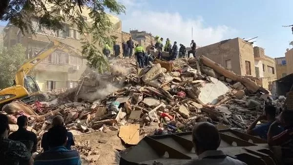 سقط فوق رؤوس السكان ليلاً.. انهيار عقار الفنان نور الشريف بالسيدة زينب وانتشال الضحايا 5 - جريدة الجمهورية WhatsApp Image 2025 06 18 at 10.24.49 PM - جريدة الجمهورية