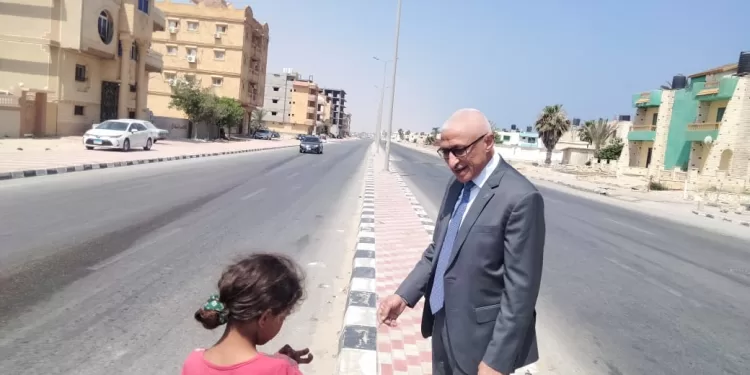 في لفتة إنسانية، التقى محافظ شمال سيناء اللواء دكتور خالد مجاور الطفلة «ملك» التي تبيع الفشار