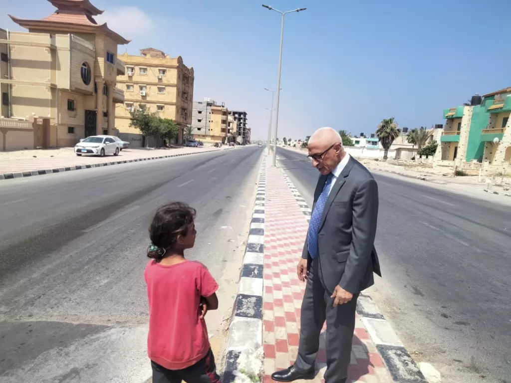 في لفتة إنسانية، التقى محافظ شمال سيناء اللواء دكتور خالد مجاور الطفلة «ملك» التي تبيع الفشار 3 - جريدة الجمهورية WhatsApp Image 2025 06 22 at 14.38.39 ed7a7eff - جريدة الجمهورية