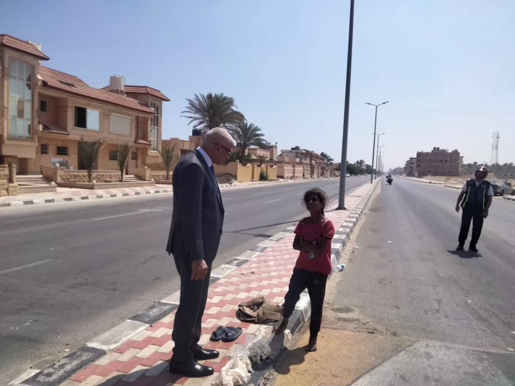 في لفتة إنسانية، التقى محافظ شمال سيناء اللواء دكتور خالد مجاور الطفلة «ملك» التي تبيع الفشار 2 - جريدة الجمهورية WhatsApp Image 2025 06 22 at 14.38.40 b0a38532 - جريدة الجمهورية
