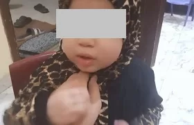 جبروت امرأة: خنقت طفلة جيرانها وألقتها بالشارع لسرقة «الحلق»