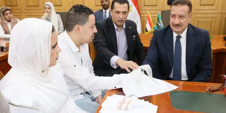 لفتة إنسانية.. محافظ المنوفية «وكيلًا» لزواج عروس يتيمة