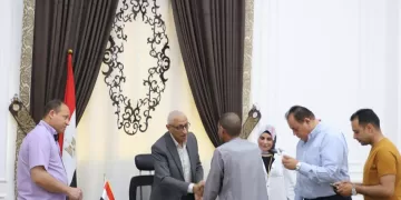 لفتة إنسانية: محافظ شمال سيناء يلتقي «ملك بائعة الفشار»  وأسرتها لدعمهم
