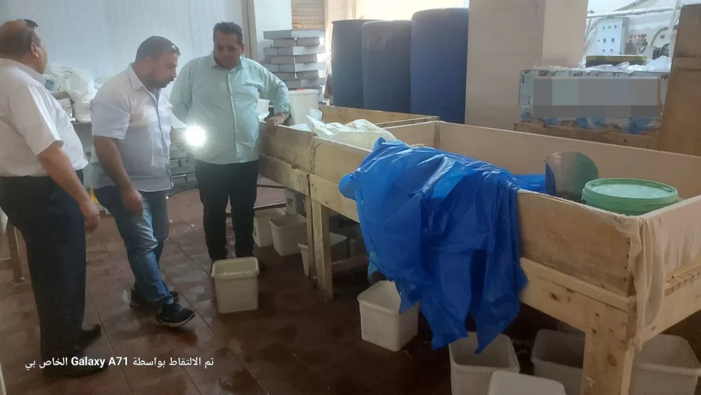 لا تهاون مع سلامة الغذاء: الشرقية تغلق مصنع ألبان بدون ترخيص وتصادر أطنانًا من المنتجات الفاسدة 3 - جريدة الجمهورية WhatsApp Image 2025 06 25 at 13.29.30 68133b52 - جريدة الجمهورية