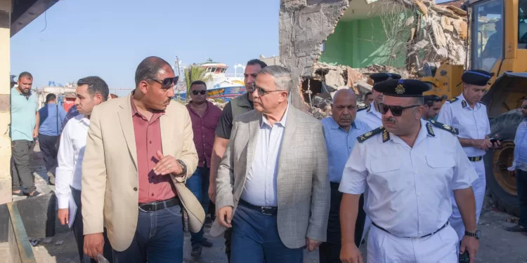 إزالة التعديات على أراضي الدولة بمحيط منطقة قلعة قايتباي بالإسكندرية