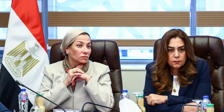 وزيرتا البيئة والتنمية المحلية تبحثان مع الكهرباء مراجعة إيرادات منظومة النظافة بالمحافظات
