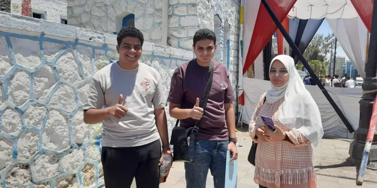طلاب السويس عن الامتحانات: الفيزياء جميلة والتاريخ أنقذنا من صعوبة العربي