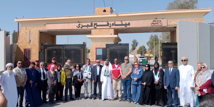 وفد البرلمان العربي يقدم الدعم المعنوي للجرحى الفلسطينيين في مستشفيات شمال سيناء 1 - جريدة الجمهورية وفد البرلمان العربي يقدم الدعم المعنوي للجرحى الفلسطينيين في مستشفيات شمال سيناء