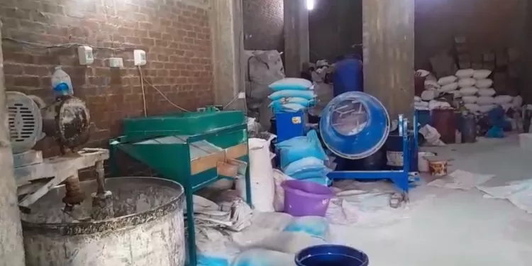 ضبط 16 طن مواد خام و3500 عبوة جاهزة في مصنع منظفات غير مرخص بالمنوفية 1 - جريدة الجمهورية ضبط 16 طن مواد خام و3500 عبوة جاهزة في مصنع منظفات غير مرخص بالمنوفية