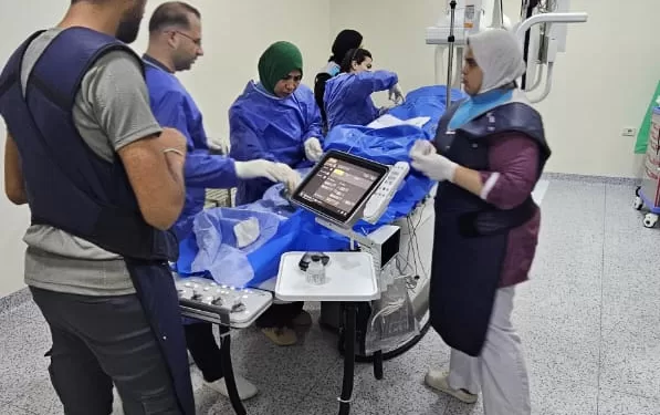 نجاح طبي بارز.. فريق جراحي ينقذ مريضًا من نزيف دماغي حاد بالقسطرة المخية