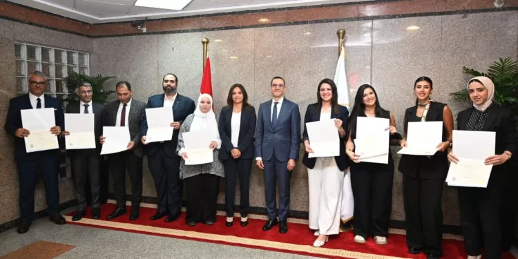 الخطيب يُكرِّم خريجي الدبلومة الدولية الأولى من نوعها في التجارة الخارجية