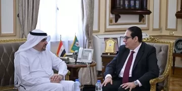 رئيس جامعة القاهرة ورئيس المكتب الثقافي الكويتي يبحثان تعزيز التعاون المشترك