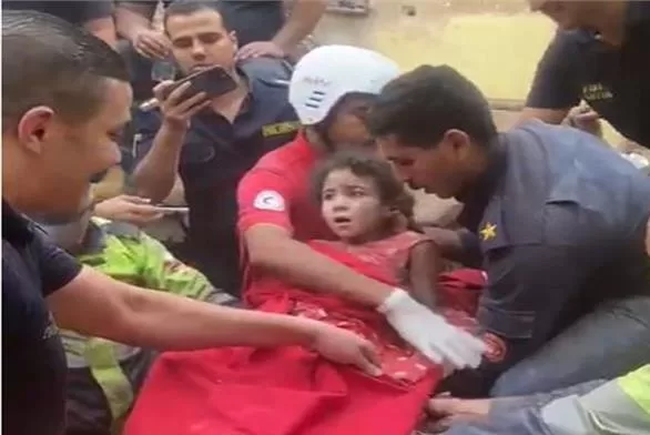 فرق الإنقاذ تنهي عملها بعد 48 ساعة: 12 ضحية وأكثر من 20 مصابًا وناجيًا في «عقارات الحدائق» 3 - جريدة الجمهورية إنقاذ طفلة صغيرة من أسفل عقارات حدائق القبة المنهارة - جريدة الجمهورية