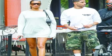 قبل ساعات من نهائى مونديال الأندية: «حكيمى» يسير الجدل بعلاقته مع عارضة الأزياء الهولندية