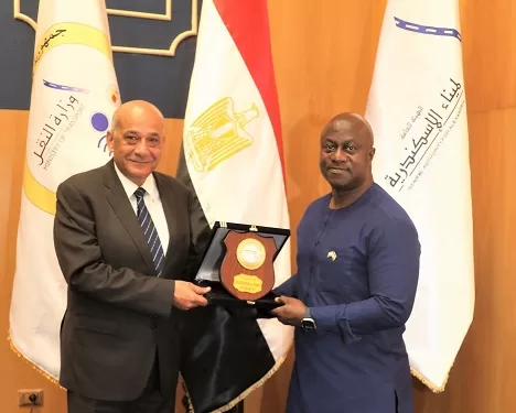 وزير النقل والطيران السيراليوني يزور ميناء الإسكندرية لتعزيز التعاون الثنائي