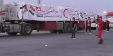 قوافل إغاثية تعبر من أمام «رفح» إلى «كرم أبو سالم» لدخول «غزة»
