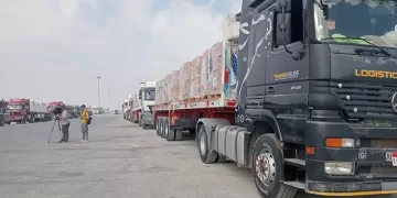الفوج الثاني من شاحنات المساعدات يتجه نحو معبر كرم أبو سالم تمهيدًا لدخولها إلى قطاع غزة