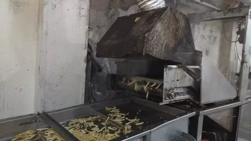 ضبط مصنع مخالف للبطاطس نصف المقلية في المنوفية يعيد تدوير الزيوت المنتهية 2 - جريدة الجمهورية 2 52 - جريدة الجمهورية