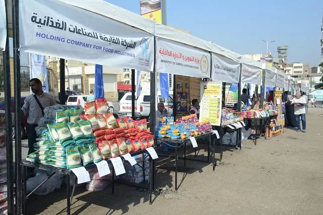 وزير التموين ومحافظ القاهرة يفتتحان سوق «اليوم الواحد» بالجمالية 2 - جريدة الجمهورية 4 36 - جريدة الجمهورية