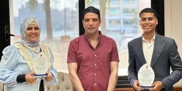 نموذج إنساني يُحتذى.. تكريم أم سوهاجية حققت التفوق في الثانوية العامة مع ابنها