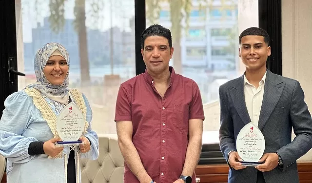 نموذج إنساني يُحتذى.. تكريم أم سوهاجية حققت التفوق في الثانوية العامة مع ابنها