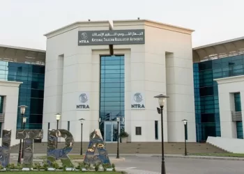 بعد تداول أنباء عن إلغاء الإعفاءات.. «القومي لتنظيم الاتصالات»: جهاز محمول واحد معفى للمسافرين